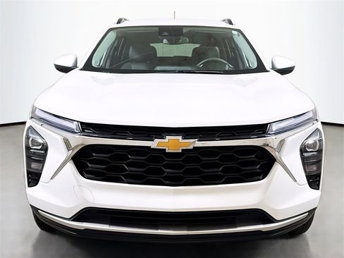 Used 2024 Chevrolet Trax LT image 2