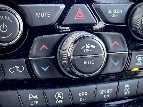 Used 2022 Jeep Grand Cherokee Laredo X image 21