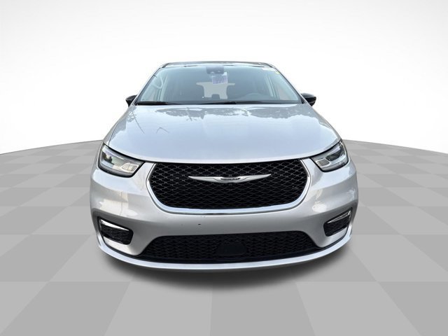 Used 2024 Chrysler Pacifica Touring-L FWD image 2