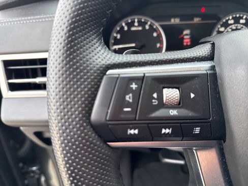 Used 2025 Mitsubishi Outlander SE image 15