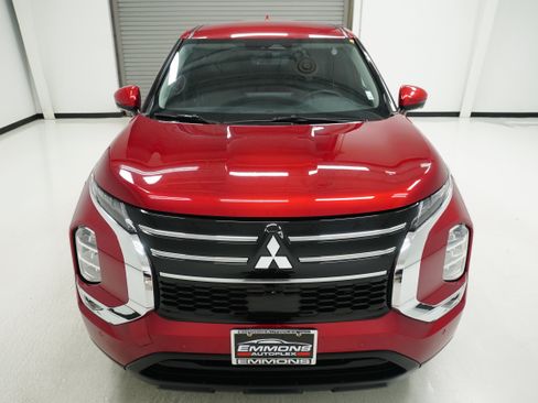 Used 2025 Mitsubishi Outlander SE FWD image 2