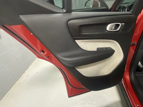 Used 2019 Volvo XC40 T5 Momentum image 8