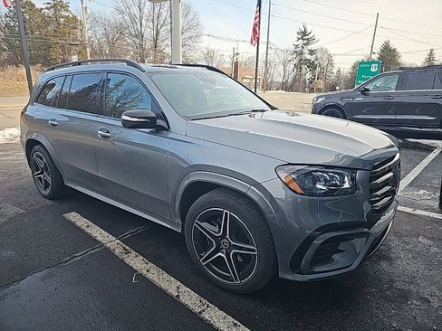 Used 2025 Mercedes-Benz GLS 450 4MATIC image 3