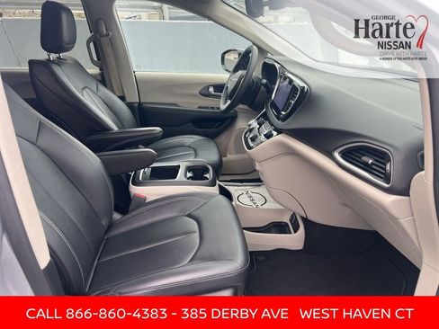 Used 2024 Chrysler Pacifica Touring-L image 35