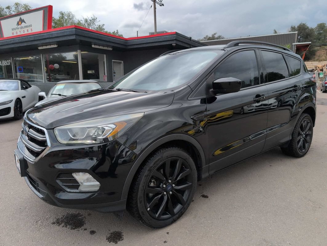 Used 2017 Ford Escape SE w/ SE Sport Appearance Package FWD image 3