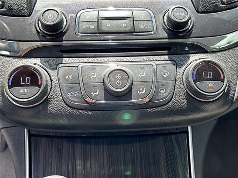 Used 2018 Chevrolet Impala Premier w/ Premier Confidence Package FWD image 16