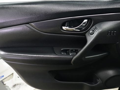 Used 2018 Nissan Rogue AWD image 16
