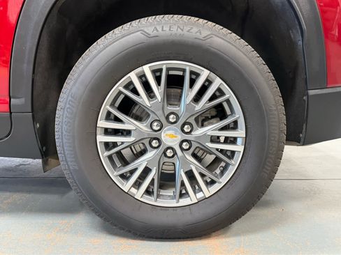 Used 2025 Chevrolet Traverse LT w/ Driver Confidence Package AWD/4WD image 9