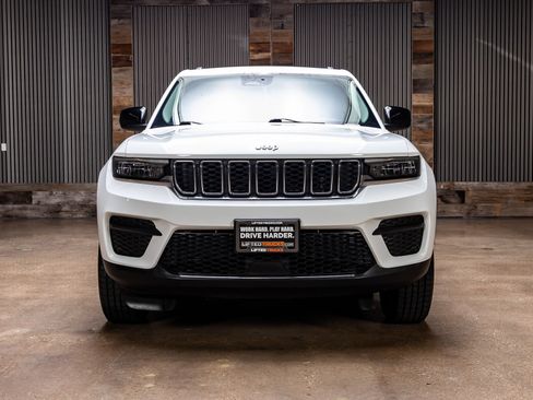Used 2023 Jeep Grand Cherokee Laredo AWD/4WD image 2