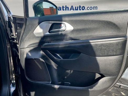 Used 2020 Chrysler Pacifica Limited w/ S Appearance Package image 29