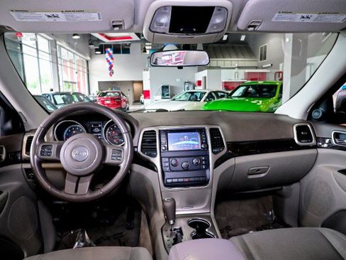 Used 2012 Jeep Grand Cherokee Laredo w/ Laredo E Group AWD/4WD image 26