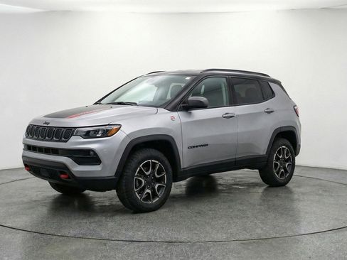 Used 2025 Jeep Compass Trailhawk image 3