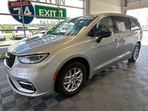Used 2024 Chrysler Pacifica Touring-L FWD image 3