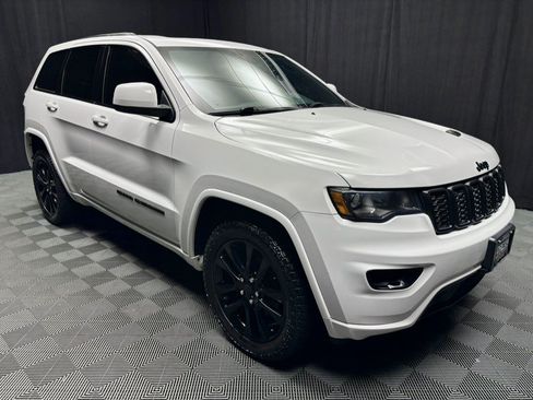 Used 2017 Jeep Grand Cherokee Altitude AWD/4WD image 7