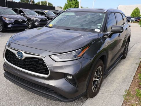 Used 2021 Toyota Highlander XLE FWD image 2