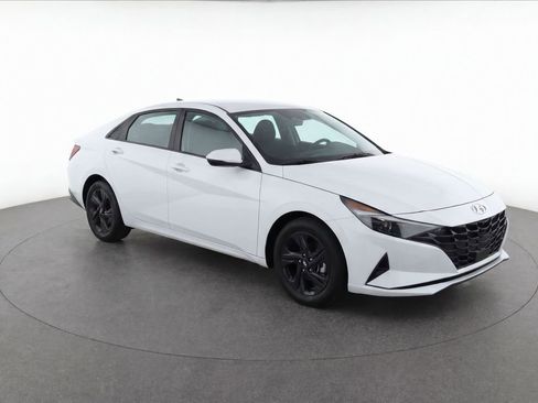 Used 2021 Hyundai Elantra SEL w/ Convenience Package FWD image 2