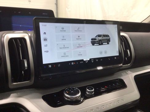 New 2025 Ford Expedition Active image 18