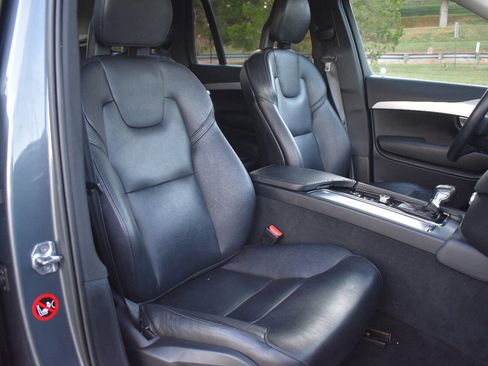 Used 2017 Volvo XC90 T6 Momentum w/ Vision Package image 13