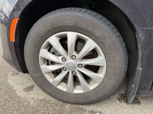 Used 2017 Chrysler Pacifica Touring-L image 7