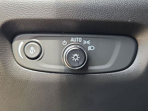 Used 2023 Chevrolet Traverse LT FWD image 17