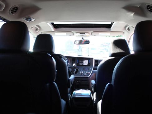 Used 2017 Toyota Sienna SE w/ SE Preferred Package image 21