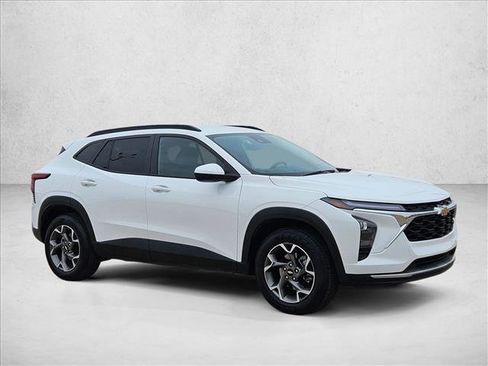 Certified 2025 Chevrolet Trax LT image 3