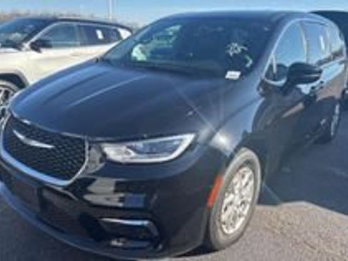 Used 2025 Chrysler Pacifica Select image 3