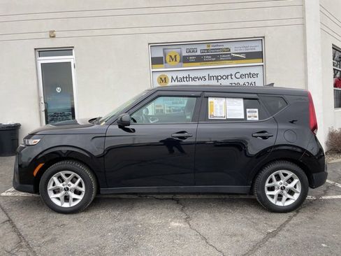 Certified 2022 Kia Soul LX w/ Technology Package image 2