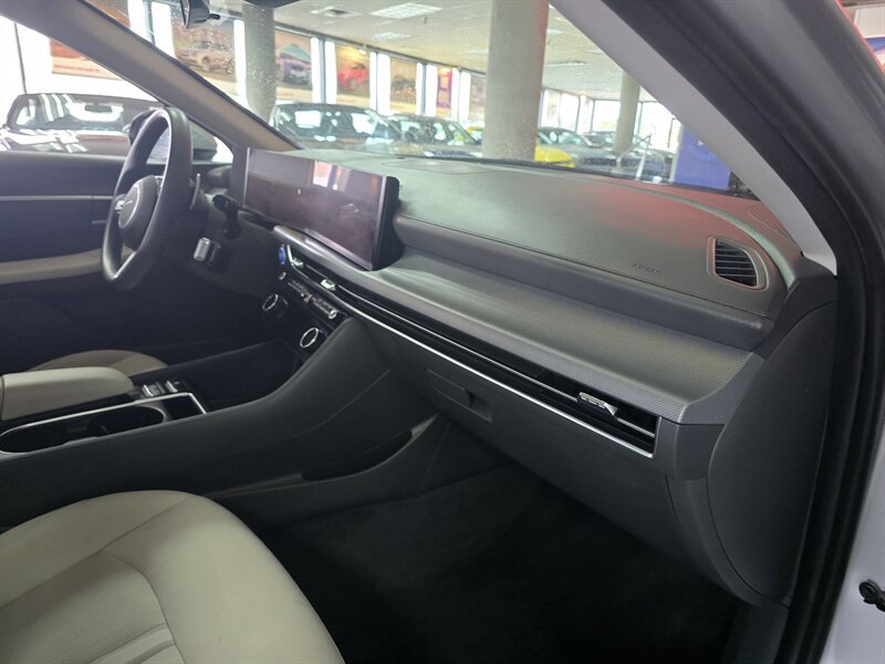 Used 2025 Hyundai Sonata SEL FWD image 13