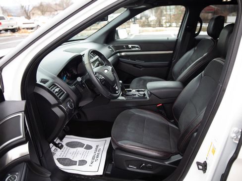 Used 2018 Ford Explorer XLT w/ Equipment Group 202A image 20