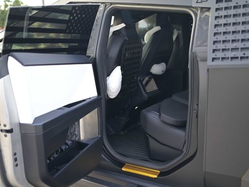 Used 2024 Tesla Cybertruck AWD Crew Cab image 10