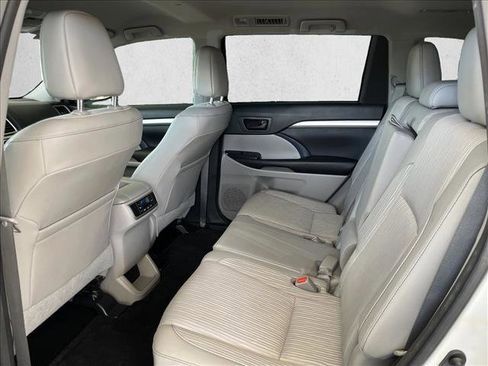 Used 2016 Toyota Highlander Plus image 10