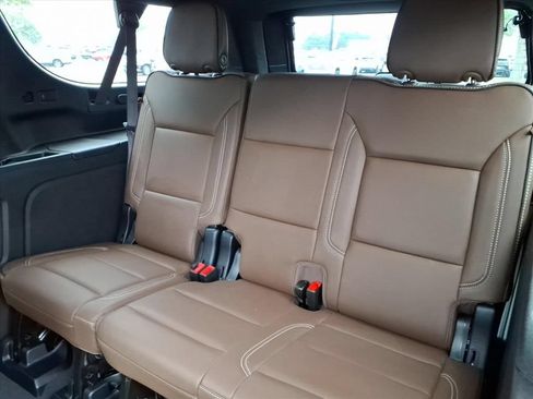 Used 2025 Chevrolet Suburban High Country AWD/4WD image 24