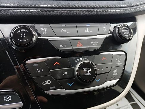 Used 2023 Chrysler Pacifica Touring-L image 24