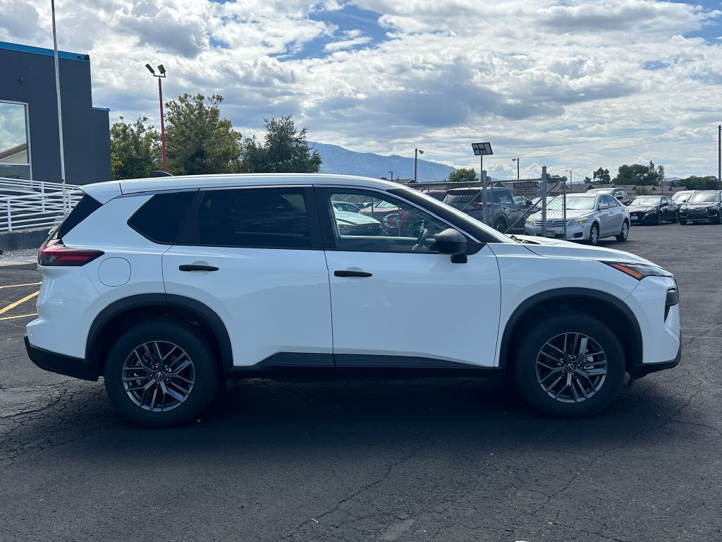 Used 2024 Nissan Rogue S FWD image 2