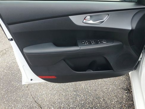 Used 2023 Kia Forte LXS image 8