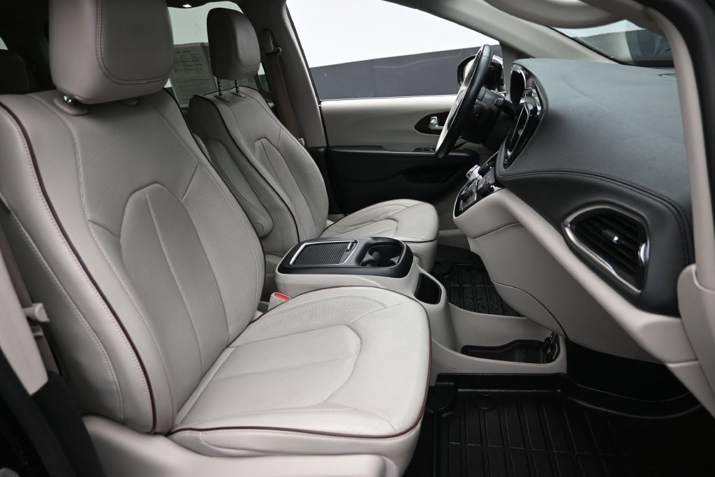Used 2020 Chrysler Pacifica Limited FWD image 9