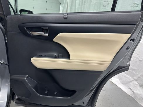 Used 2025 Toyota Highlander XLE image 56