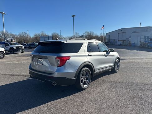 Used 2022 Ford Explorer XLT w/ Equipment Group 202A image 3