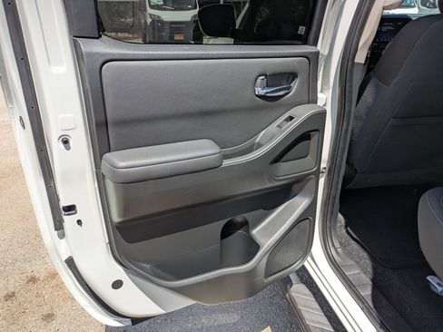 Used 2022 Nissan Frontier SV w/ Technology Package RWD image 15