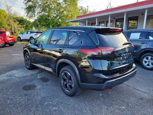 Used 2024 Nissan Rogue SV image 3