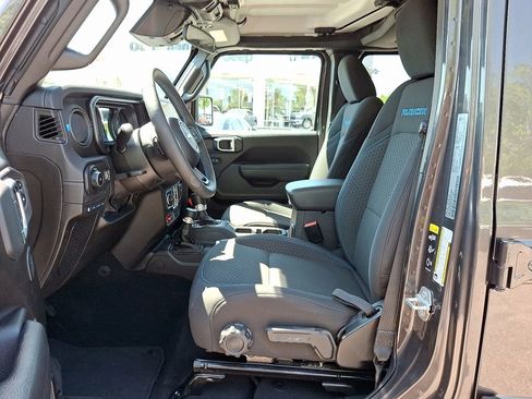 Used 2025 Jeep Wrangler Unlimited Rubicon 4xe w/ Safety Group AWD/4WD image 13