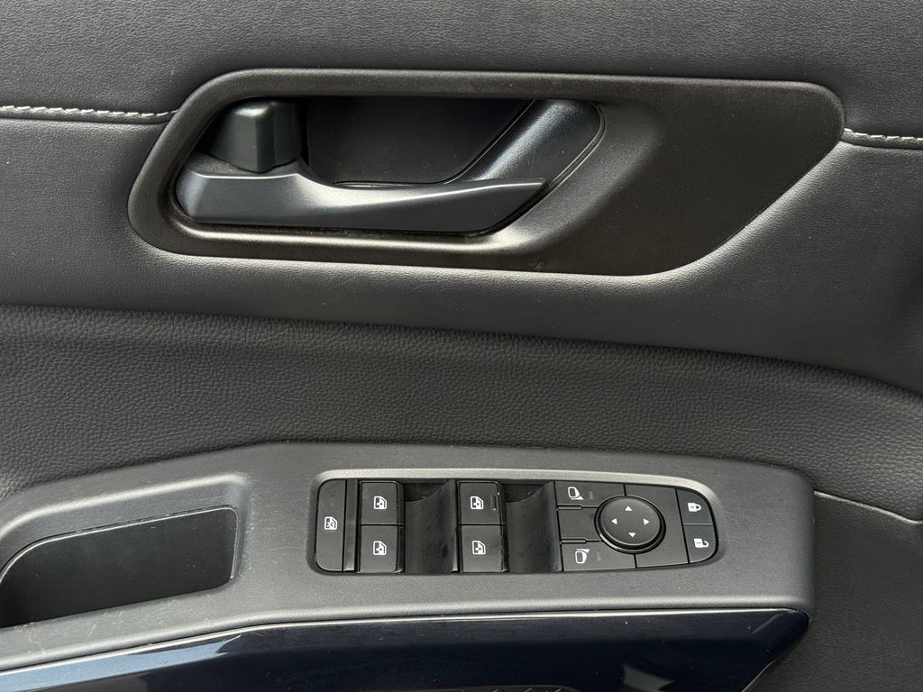 Used 2025 Nissan Pathfinder SV FWD image 26