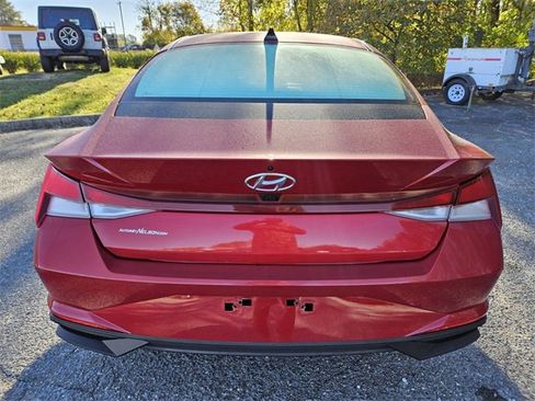 Used 2023 Hyundai Elantra SEL w/ Convenience Package image 6
