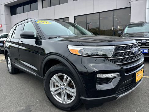 Certified 2023 Ford Explorer XLT w/ Equipment Group 202A AWD/4WD image 3
