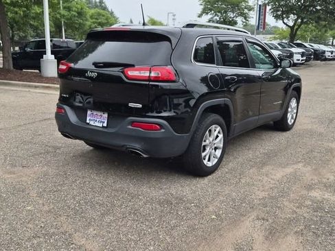 Used 2018 Jeep Cherokee Latitude AWD/4WD image 3