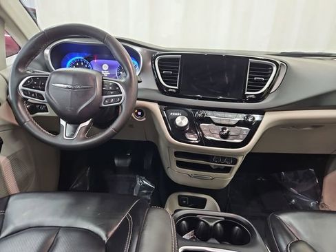 Used 2023 Chrysler Pacifica Touring-L image 28