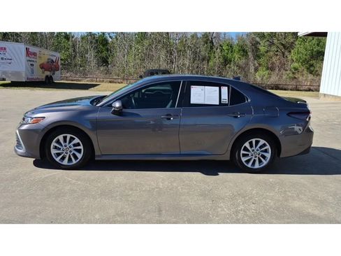 Used 2022 Toyota Camry LE image 5