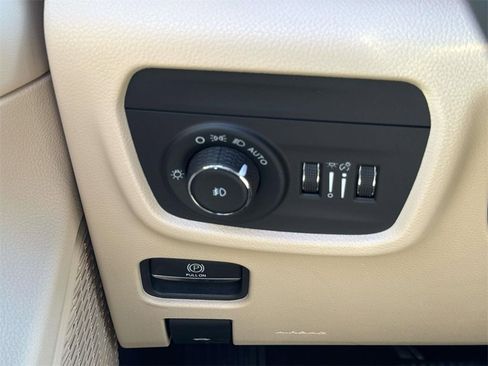 Used 2023 Jeep Grand Cherokee Limited w/ Luxury Tech Group II image 18