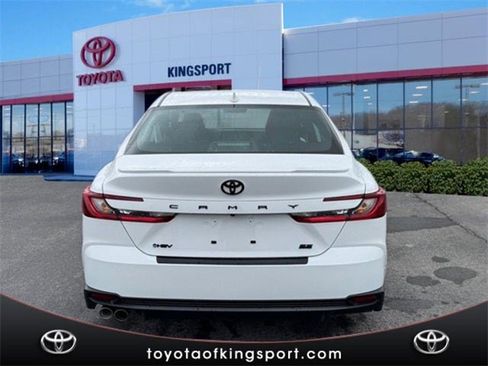 Used 2025 Toyota Camry SE w/ Convenience Package image 4